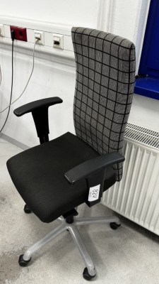 1 Drehstuhl mit Armlehnen